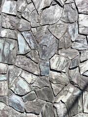 日差しを浴びる石壁