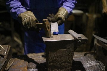 	熱した材料を叩いて形を作る職人