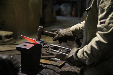 熱した材料を叩いて形を作る職人