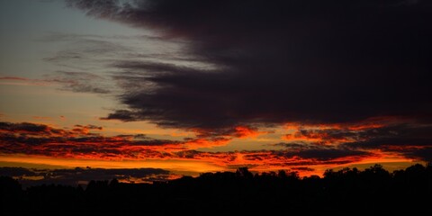 Fototapeta premium A vibrant sunset creates a stunning display of colors across the evening sky.