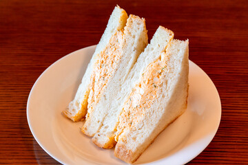 たっぷり玉子が入った美味しいフワフワの玉子サンドイッチ