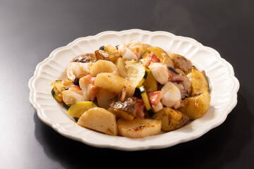 たこ・じゃがいも・ズッキーニのガーリックバター醤油炒め