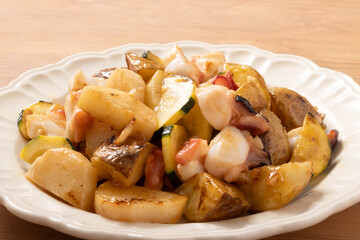 たこ・じゃがいも・ズッキーニのガーリックバター醤油炒め