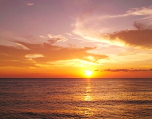 Obraz premium Golden sunset over the ocean