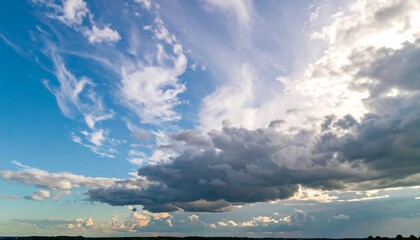 Obraz premium Dramatic sky with clouds of varying shapes and densities