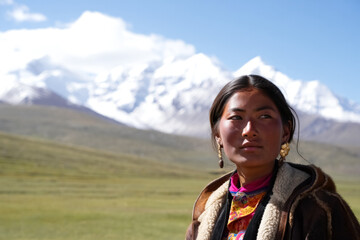 Naklejka premium Woman wearing a brown coat stands in a field