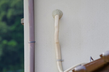 住宅外壁に取り付けられたエアコン配管