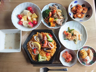 A set of Spanish paella and small plates served buffet-style at a local Western-style restaurant / 町の洋食屋さんで食べるスペイン料理のパエリアとバイキング形式の小皿たちのセット