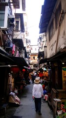 Obraz premium Narrow alleyway in a bustling Asian city