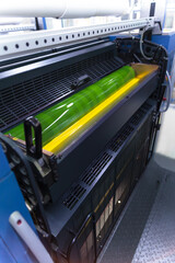 オフセット印刷機のインキ供給部のクローズアップ