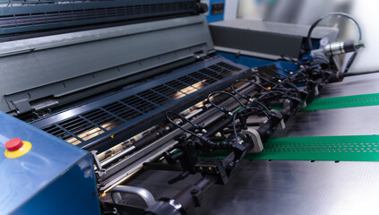 オフセット印刷機の給紙部のクローズアップ