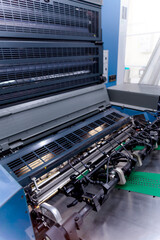 オフセット印刷機の給紙部のクローズアップ