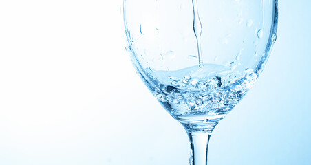 グラスに水を注ぐ	