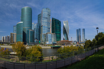 Obraz premium High-rise buildings and skyscrapers on a sunny summer day.