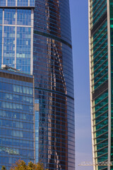 Obraz premium High-rise buildings and skyscrapers on a sunny summer day.