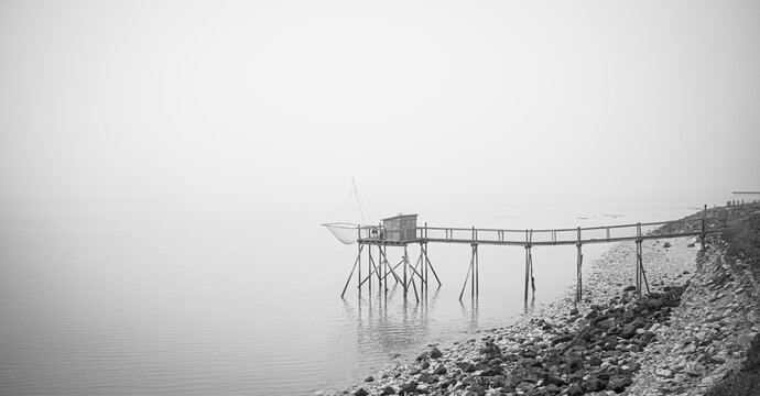 Cabane de p&ecirc;che traditionnelle sur pilotis au bord de la mer