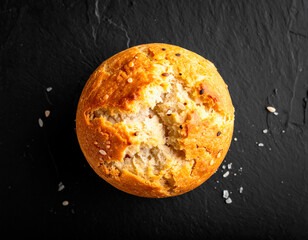 素朴で伝統的な焼菓子/ セサミマフィン