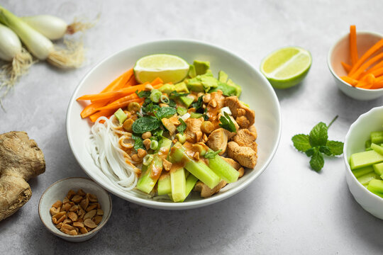 salade fraiche tha&iuml; nouilles de riz avocat concombres carottes, poulet sauce cr&eacute;meuse cacahu&egrave;te et coriandre