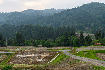 山と田んぼのある田舎風景