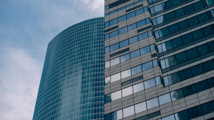 Obraz premium walls and empty windows of a modern building on a big city street without people