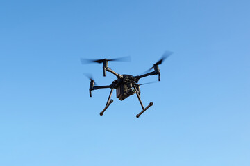 Drone en vol dans le ciel bleu