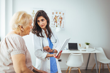 Obraz premium Doctor Consulting Senior Patient in Modern Medical Office