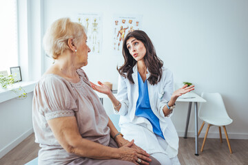 Obraz premium Doctor Discussing Health Concerns With Elderly Patient in a Medical Office Setting
