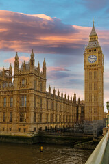 Obraz premium View of the Palace of Westminster and the Big Ben - Elizabeth Tower in London at sunset. Across the Thames River, majesty and timeless appeal of these famous landmarks.