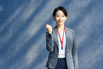 ガッツポーズする女性社員　ビジネスウーマン　スーツの女性