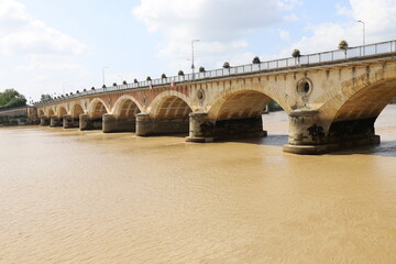 Fototapeta premium Pont de pierre sur la rivière Dordogne, ville de Libourne, département de la Gironde, France