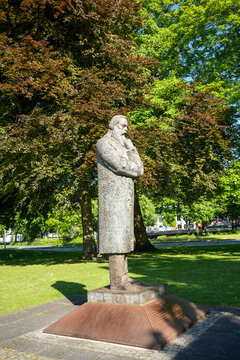 Bronzestatue Friedrich Engels vom Bildhauer Zeng Chenggang im Engelsgarten in Wuppertal