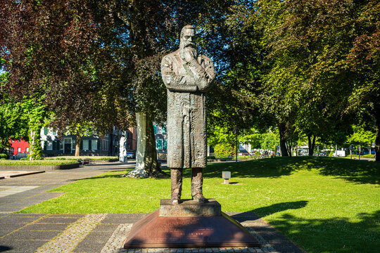 Bronzestatue Friedrich Engels vom Bildhauer Zeng Chenggang im Engelsgarten in Wuppertal