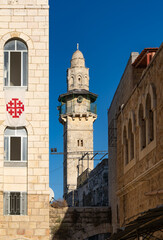 Obraz premium Street of the Old City of Jerusalem with a towering minaret
