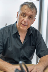 portrait d'un homme de 55 ans souriant et sympa au bureau