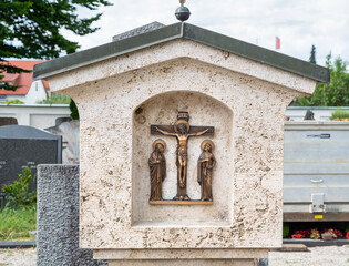 schöner Grabstein mit der Kreuzigungsszene auf einem Friedhof in Würzburg