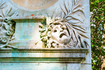 schöne Steinmetzarbeit als Dekoration an einem Grabstein  Alter Südfriedhof München