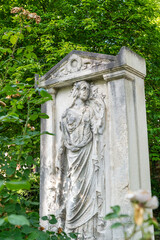 Schöner sehr alter Grabstein unter einem Baum Alter Südfriedhof München