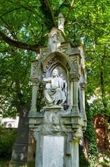 sehr alter Grabstein eine Wohlhabenden Familie mit Säulen unter einem Baum Alter Südfriedhof München