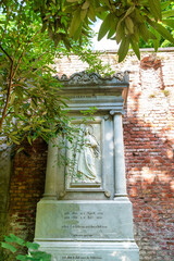 sehr schönes Altes Familiengrab großer Stein mit Säulen und Jesusstatue Alter Südfriedhof München