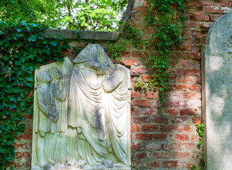 Große Wandtafel vor einer Ziegelmauer eines Familiengrabes Alter Südfriedhof München