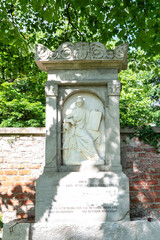 sehr schöner alter Grabstein mit vielen Verzierungen Alter Südfriedhof München