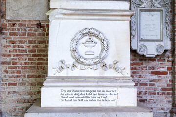 schöner alter Grabstein mit einem frommen Spruch Alter Südfriedhof München