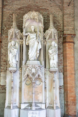 Sehr altes großes Familiengrab vor einer Ziegelwand mit Bibelszenen Alter Südfriedhof München