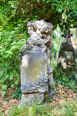 sehr alter reichverzierter Grabstein Alter Südfriedhof München