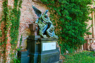 schöne Grabstätte vor einer Ziegelmauer mit einem Engel Alter Südfriedhof München