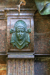 Schönes Dekorationselement in Form eines Frauengesichts an einem Grabstein Alter Südfriedhof München