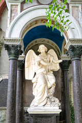 Schöner großer Engel unter einem Baldachin zwischen Säulen Alter Südfriedhof München