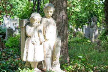 Statue eine Geschwisterpaares auf dem Grab der Mutter Alter Südfriedhof München