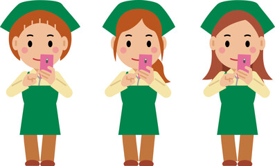 スマホを操作する緑エプロンの若い女性。その2