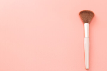 メイクブラシ　ピンク背景